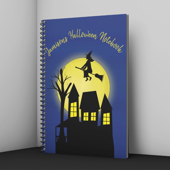 Cuaderno Casa Embrujada de Bruja Personalizada de Halloween (Personalized Halloween notebook with witch flying over haunted house and glowing moon.)