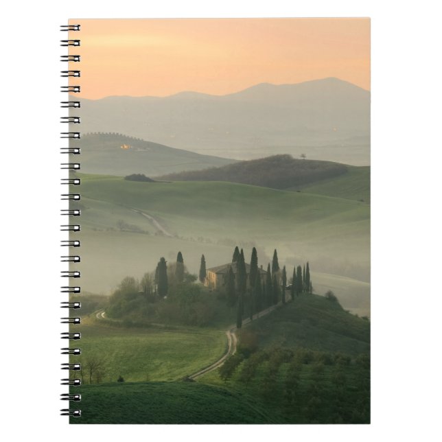 CUADERNO CASA EN MEDIO DEL CAMPO DE GRASS (Frente)