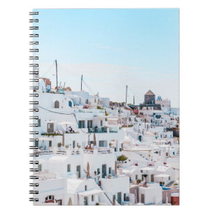 Cuaderno Casas blancas de hormigón bajo el cielo azul duran
