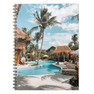 Cuaderno Casas de paja y casas cerca de la piscina durante