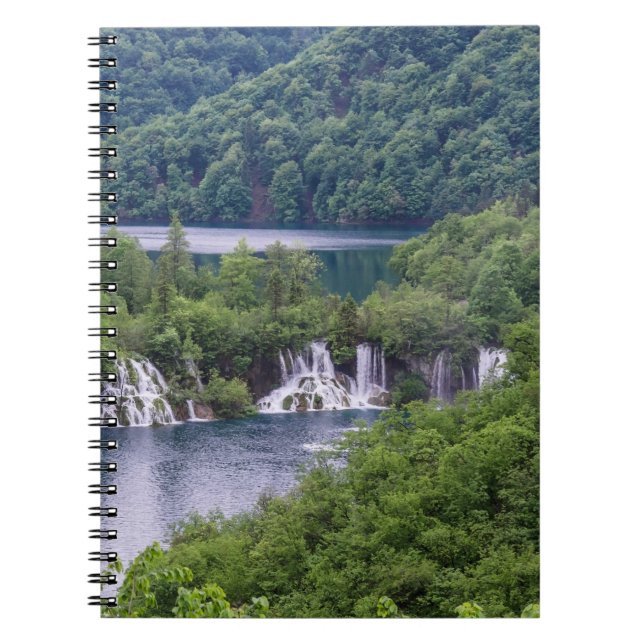 Cuaderno Cascada de cascada con bosque verde en Croacia (Frente)