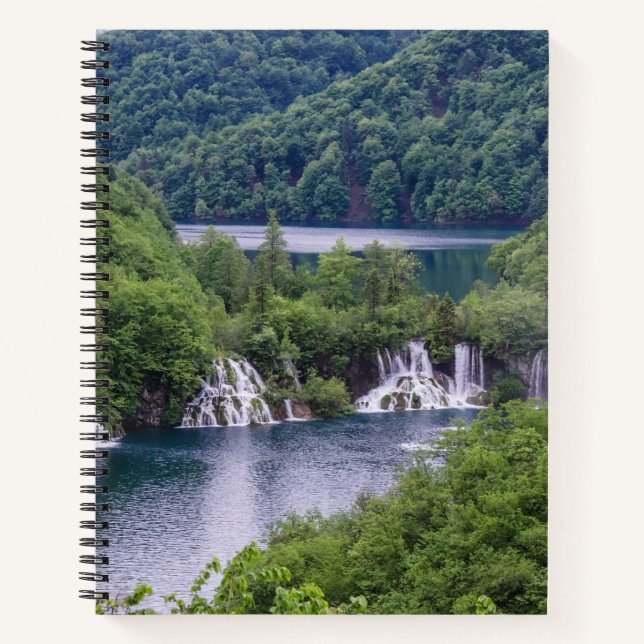 Cuaderno Cascada de cascada con bosque verde en Croacia (Anverso)
