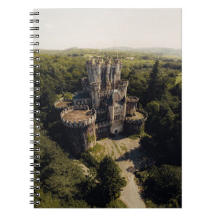 Cuaderno Castillo de piedra gris alta en bosques verdes sob
