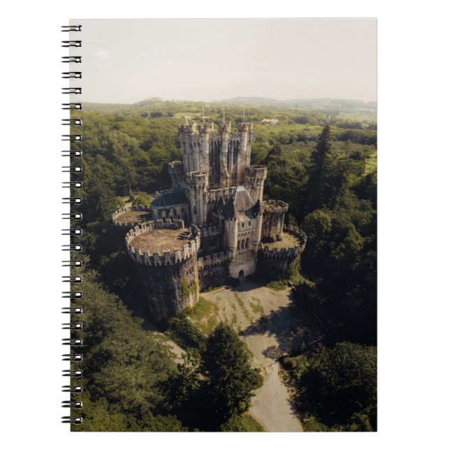 Cuaderno Castillo de piedra gris alta en bosques verdes sob (Frente)