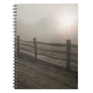 Cuaderno Cerca y resplandor solar a través de la niebla