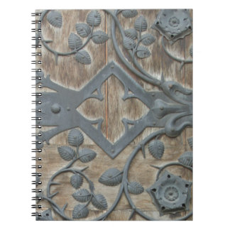 Cuaderno Cerradura medieval de hierro en la puerta de mader