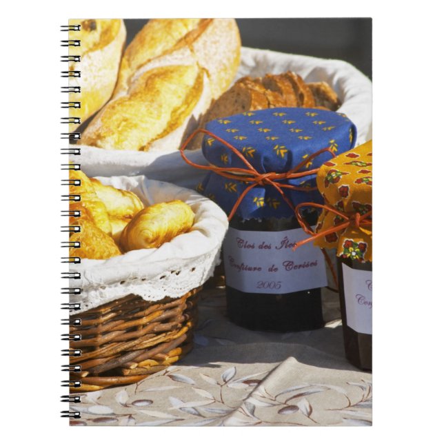 Cuaderno Cesta con croissants y panes de chocolate. (Frente)