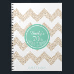 Cuaderno Chevron 70th Birthday Party GuestBook Elegir color<br><div class="desc">Personalizable 70. Libro de invitados de cumpleaños. Puede cambiar fácilmente el color de fondo (círculo) y el color del texto (nombre),  el tipo de letra,  el tamaño y la posición haciendo clic en el botón personalizar.</div>