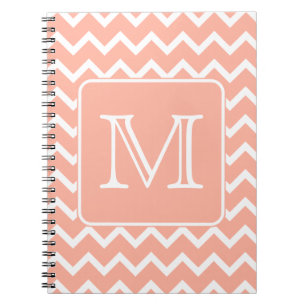 Cuaderno Chevron rosado y blanco coralino con el monograma