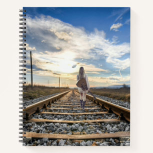 Cuaderno Chica con guitarra en vías férreas