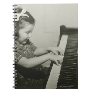 Cuaderno Chica que juega el piano
