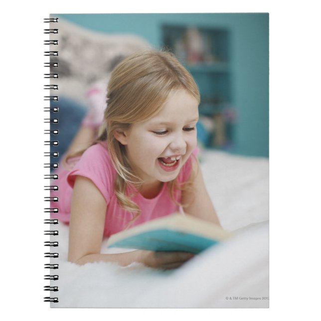 Cuaderno Chica tendido en el libro de lectura de la cama (Frente)
