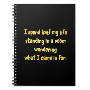 Cuaderno Chiste divertido de pie en una habitación