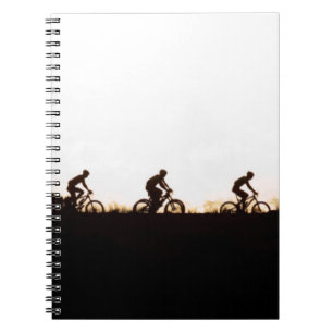 Cuaderno Ciclistas de montaña hacen su camino sobre la pres