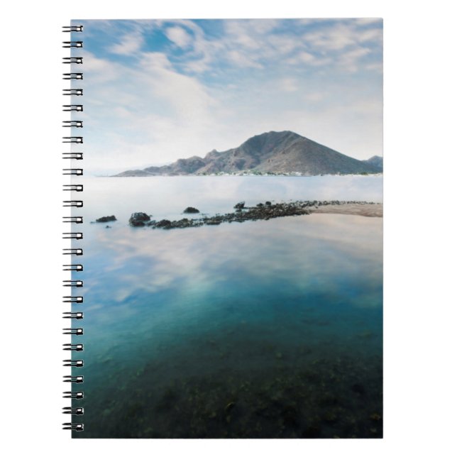 Cuaderno Cielo azul nublado que refleja en el lago (Frente)