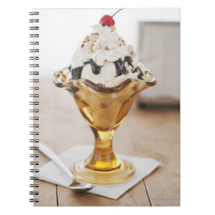 Cuaderno Ciérrese para arriba del helado con la cereza en