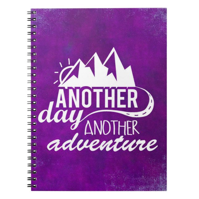 Cuaderno Cita de aventuras - Montañas sobre fondo morado (Frente)