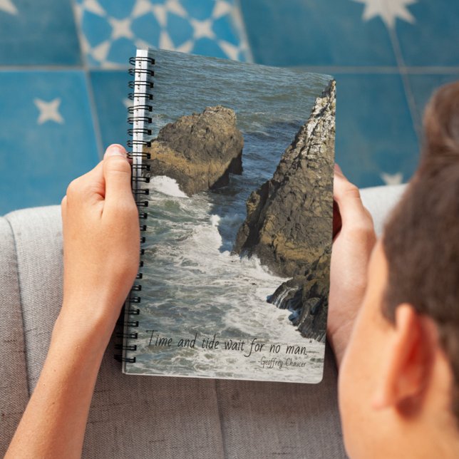 Cuaderno Cita de Time and Tide Chaucer en costa rocosa (In Situ)