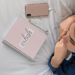 Cuaderno Cita moderna de inhalación por inhalación de tinta<br><div class="desc">Cita moderna de inhalación por inhalación de tinta rosada en el pasto</div>