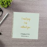 Cuaderno Cita verde para la dama de honor<br><div class="desc">Un color de fondo verde sabio. Personalice y agregue el nombre de su dama de honor. Guión de estilo manuscrito dorado. Cita: No puedo decir que lo hago sin ti</div>