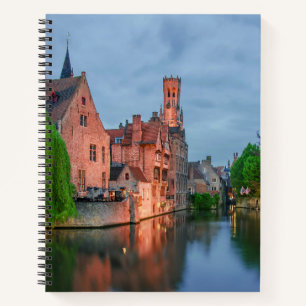 Cuaderno Ciudad antigua y torre Belfry de noche en Brujas