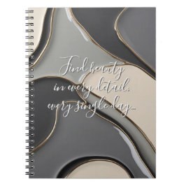 Cuaderno clásico con diseño gráfico elegante