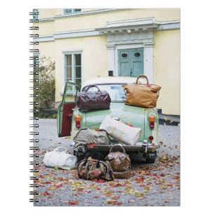 Cuaderno Coche del vintage con las porciones de equipaje