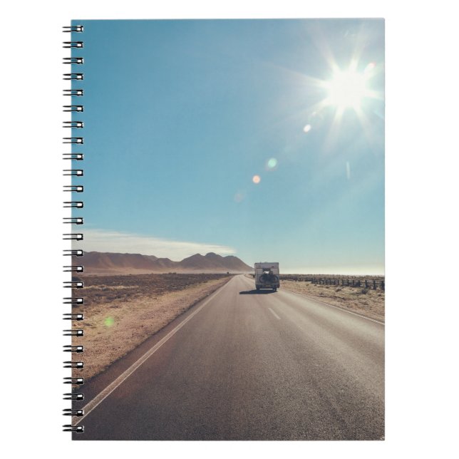 Cuaderno Coche en la carretera de asfalto negro (Frente)