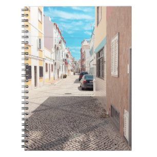 CUADERNO COCHE NEGRO APARCADO AL AIRE LIBRE