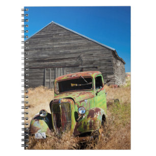Cuaderno Coche oxidado frente a granja abandonada