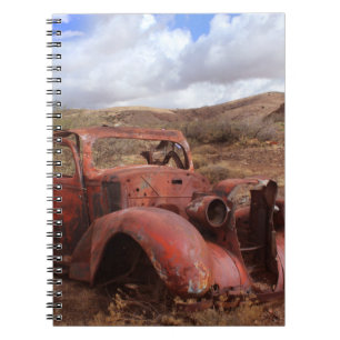 Cuaderno Coche viejo que aherrumbra en paisaje del desierto