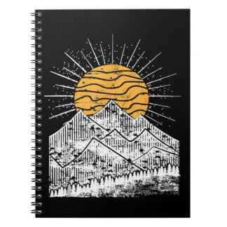 Cuaderno Colina de caminata de montaña puesta de sol aventu