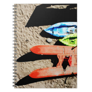 Cuaderno colores y sombras en la playa