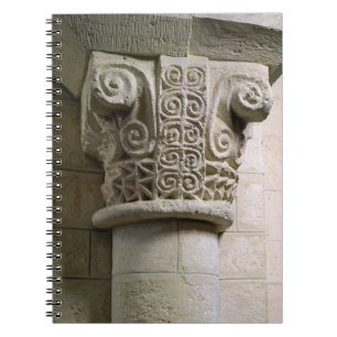 Cuaderno Columna tallada adornada con los báculos