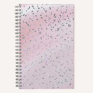 Cuaderno con acento de confeti rosa