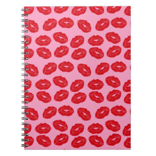 Cuaderno con fondo impreso de besos rosados y rojo
