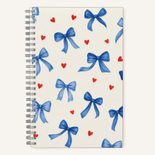 Cuaderno con patrón de lazo azul y corazón rojo