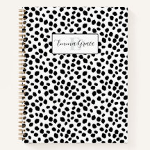 Cuaderno con patrón de manchas de dálmata en blanc