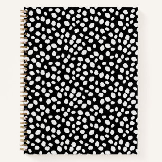 Cuaderno con patrón de manchas en blanco y negro