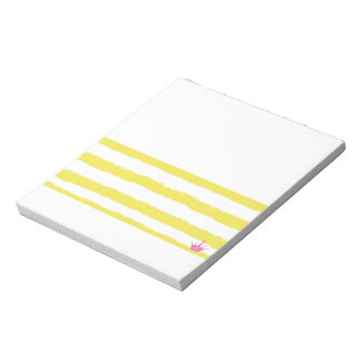 Cuaderno con rayas amarillas y corona rosa