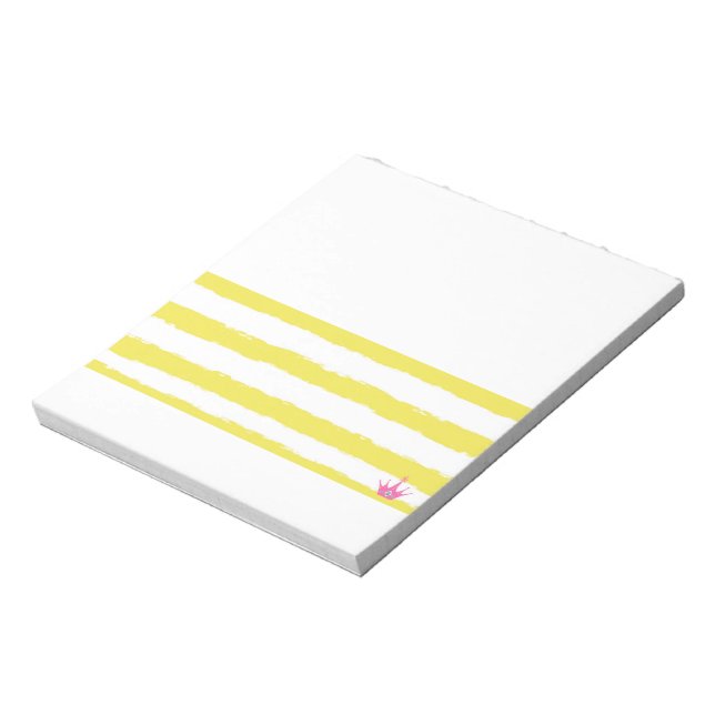 Cuaderno con rayas amarillas y corona rosa (Lado Izquierdo)