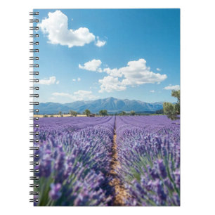 Cuaderno con un paisaje al aire libre con montañas