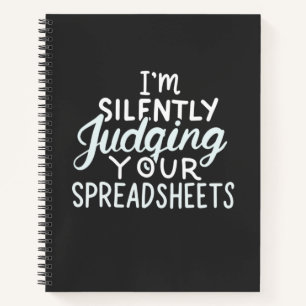 Cuaderno Contable juzgando sus hojas de cálculo