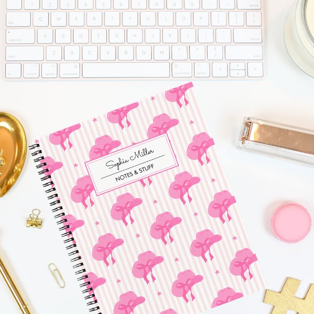 Cuaderno Coqueta Rosa Retro Gorra De Vaquera Con Monograma  (Subido por el creador)