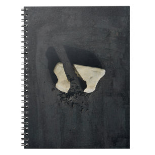 Cuaderno Corazón blanco moldeado en superficie negra