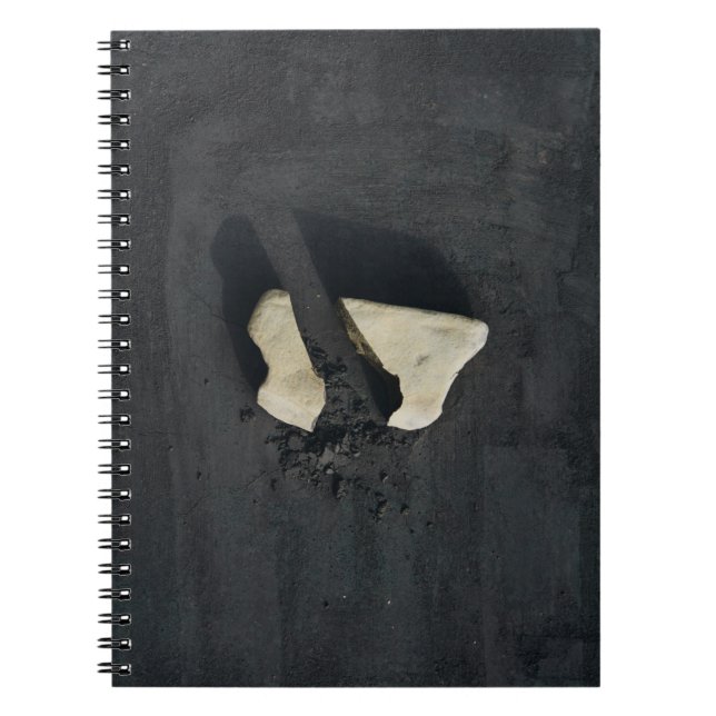 Cuaderno Corazón blanco moldeado en superficie negra (Frente)