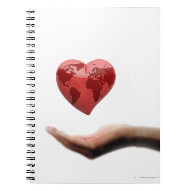 Cuaderno Corazón con mapa global sobre mano femenina (Frente)