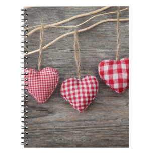Cuaderno Corazones rojos en la tabla de madera