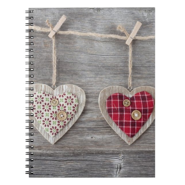 Cuaderno Corazones sobre una tabla de madera (Frente)