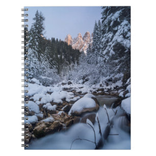 Cuaderno Cordillera montañosa Geisler cubierta de nieve